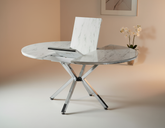 Yuvarlak Açılabilir Beyaz Mermer Krom Ayaklı Masa Görseli - Minimal Arka Plan