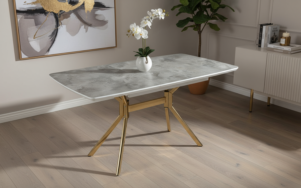 Altın Ayaklı Masa Görseli - Yüksek Açı