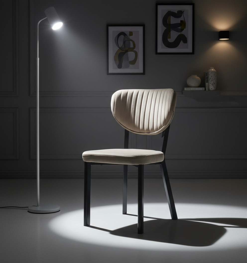Bej Dikey Çizgili Döşemeli Siyah Ayaklı Sandalye - Aydınlık Ön Plan